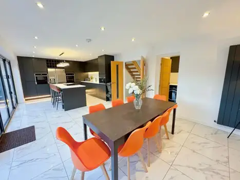 A large, beautiful kitchen.